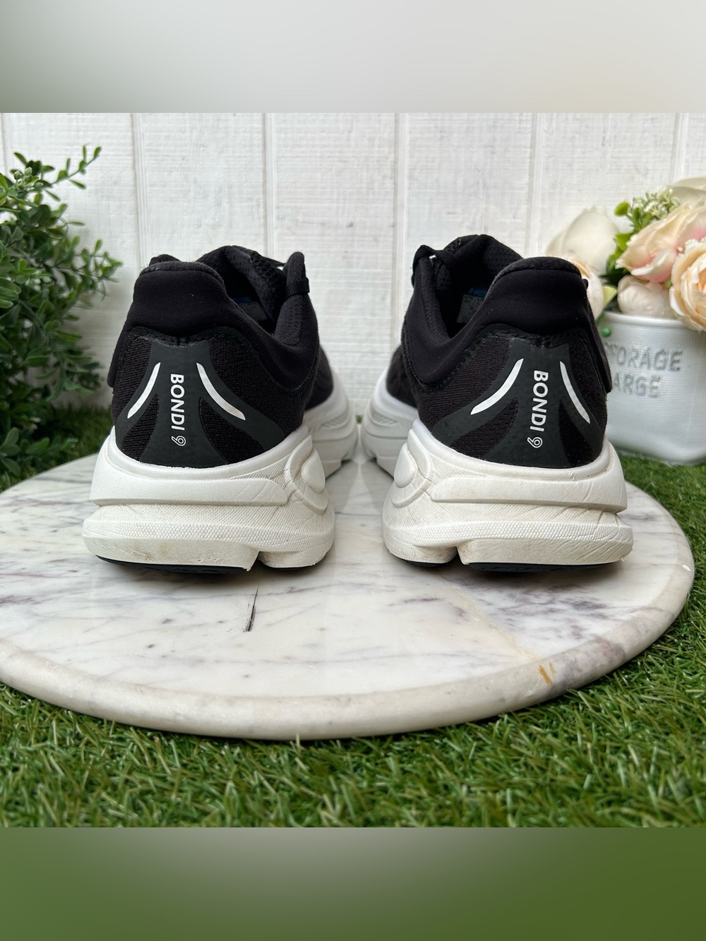 HOKA women EVERYDAY RUNNING
Bondi 9 BLACK/WHITE size  8 preowned 
$ 175 - Picture 8 of 15